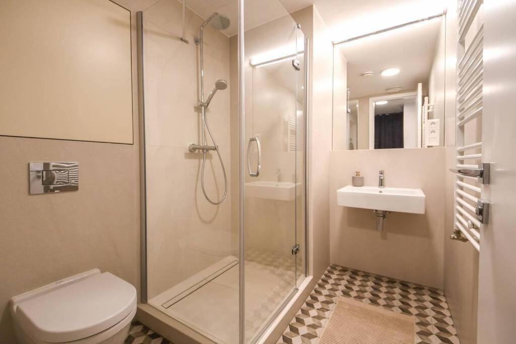 Skypark Luxury Apartment With Skyline View & Free Parking Bratislava Exteriér fotografie