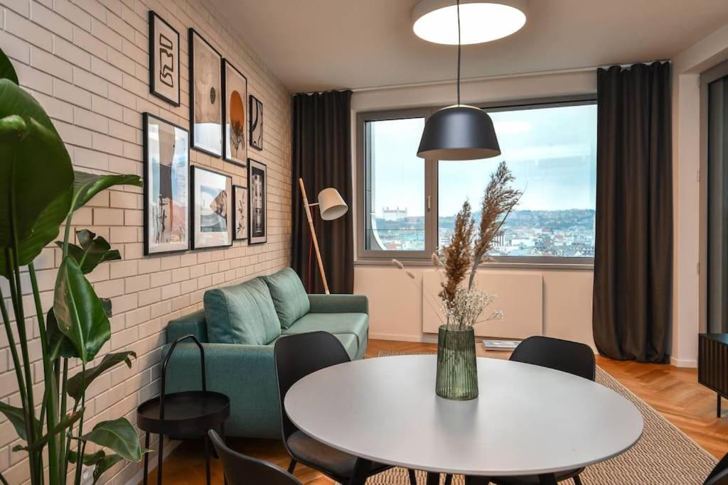 Skypark Luxury Apartment With Skyline View & Free Parking Bratislava Exteriér fotografie