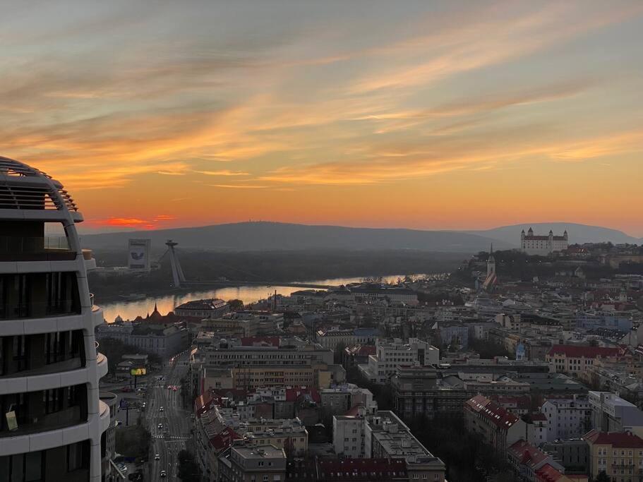 Skypark Luxury Apartment With Skyline View & Free Parking Bratislava Exteriér fotografie